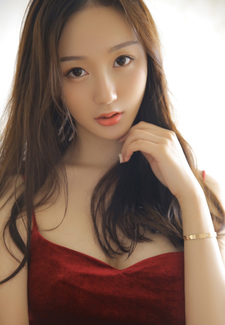 白纱蓬蓬裙美女棕色短发精致侧脸五官立体香唇微抿图片