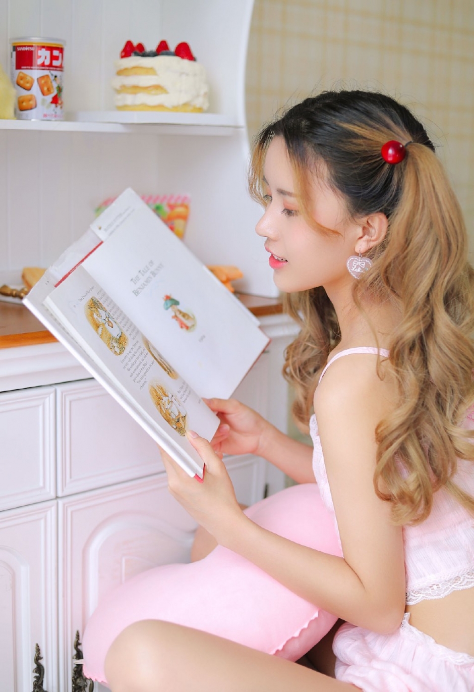 双马尾卷发美女粉嫩妆容吊带露脐装秀小细腰筷子腿图片