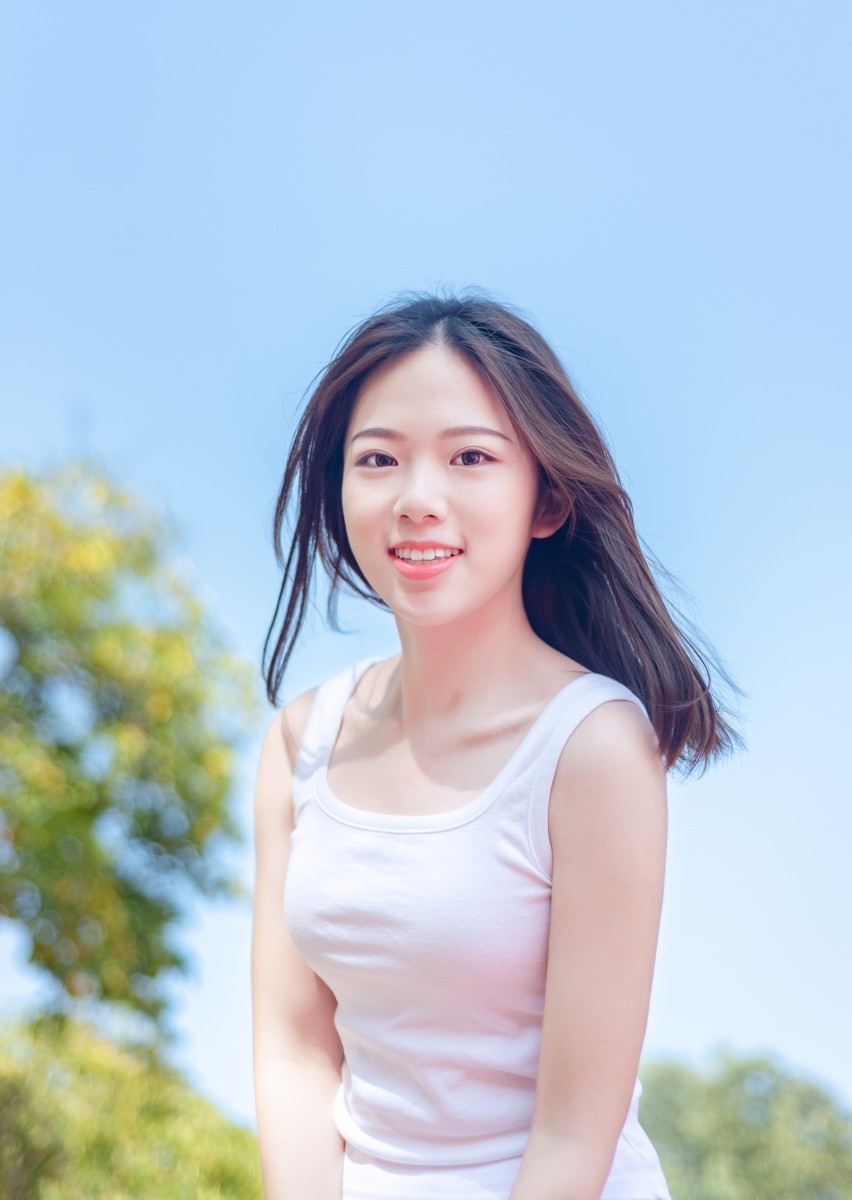 早安少女娇羞甜笑休闲运动服动作灵活阳光下健身写真图片