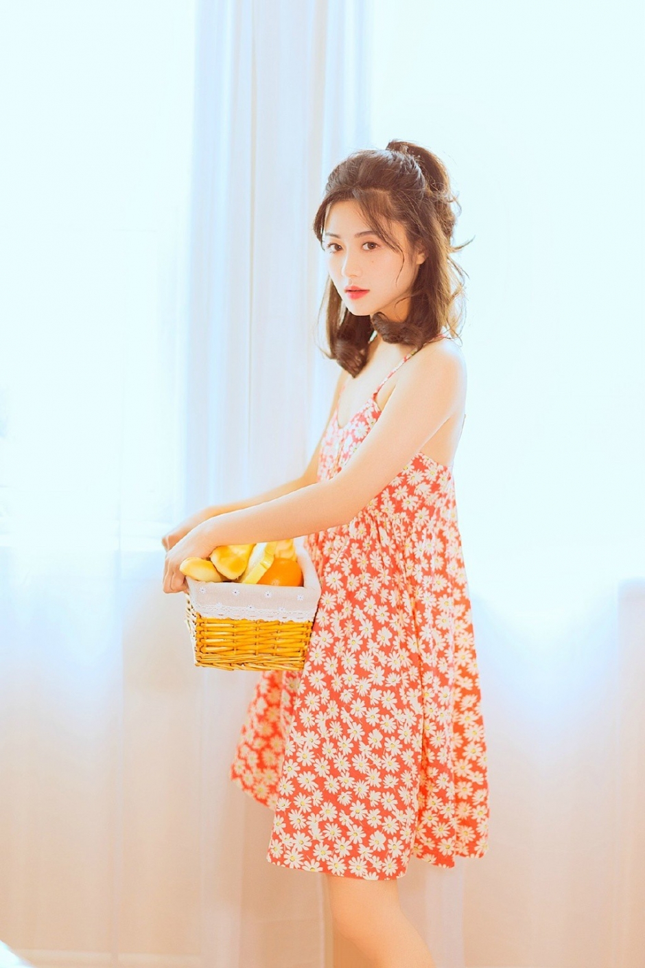 烂漫天真红色碎花裙优雅美女嘴唇微张私房诱惑写真