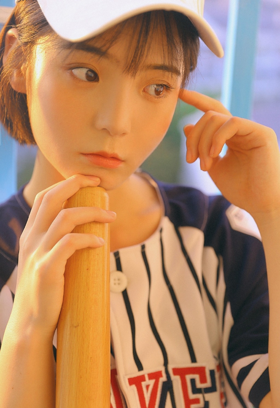 俏皮短发棒球帽少女休闲运动服眼睛有神皮肤细腻图片