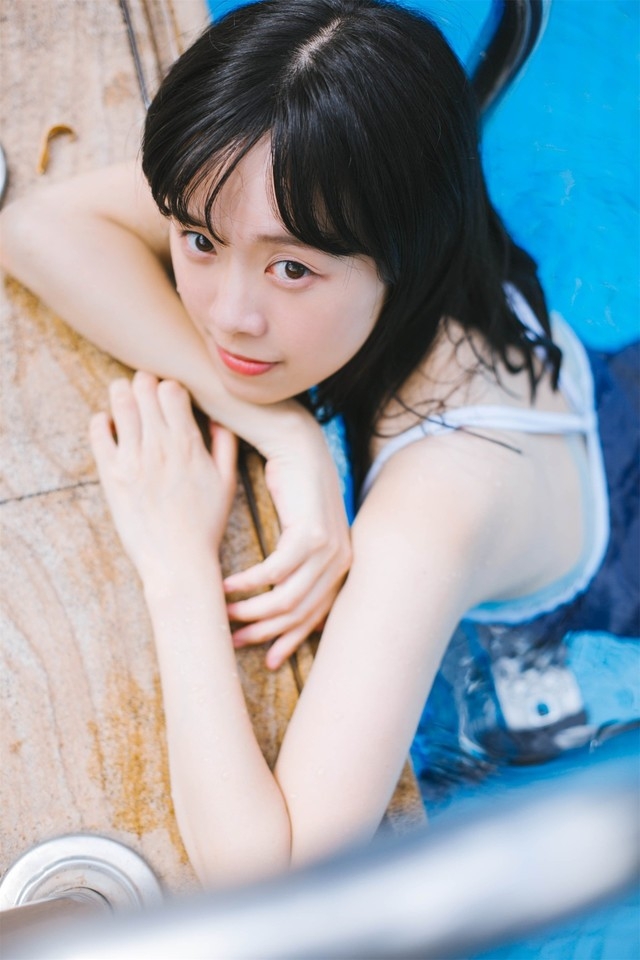 蓝色死水库泳衣美女白瓷肌肤吹弹可破泳池湿身戏水图片