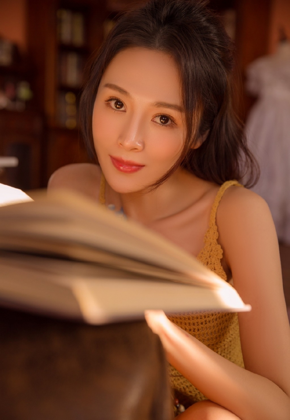 光滑牛奶肌美女气质成熟超短裤秀匀称美腿纤细藕臂图片