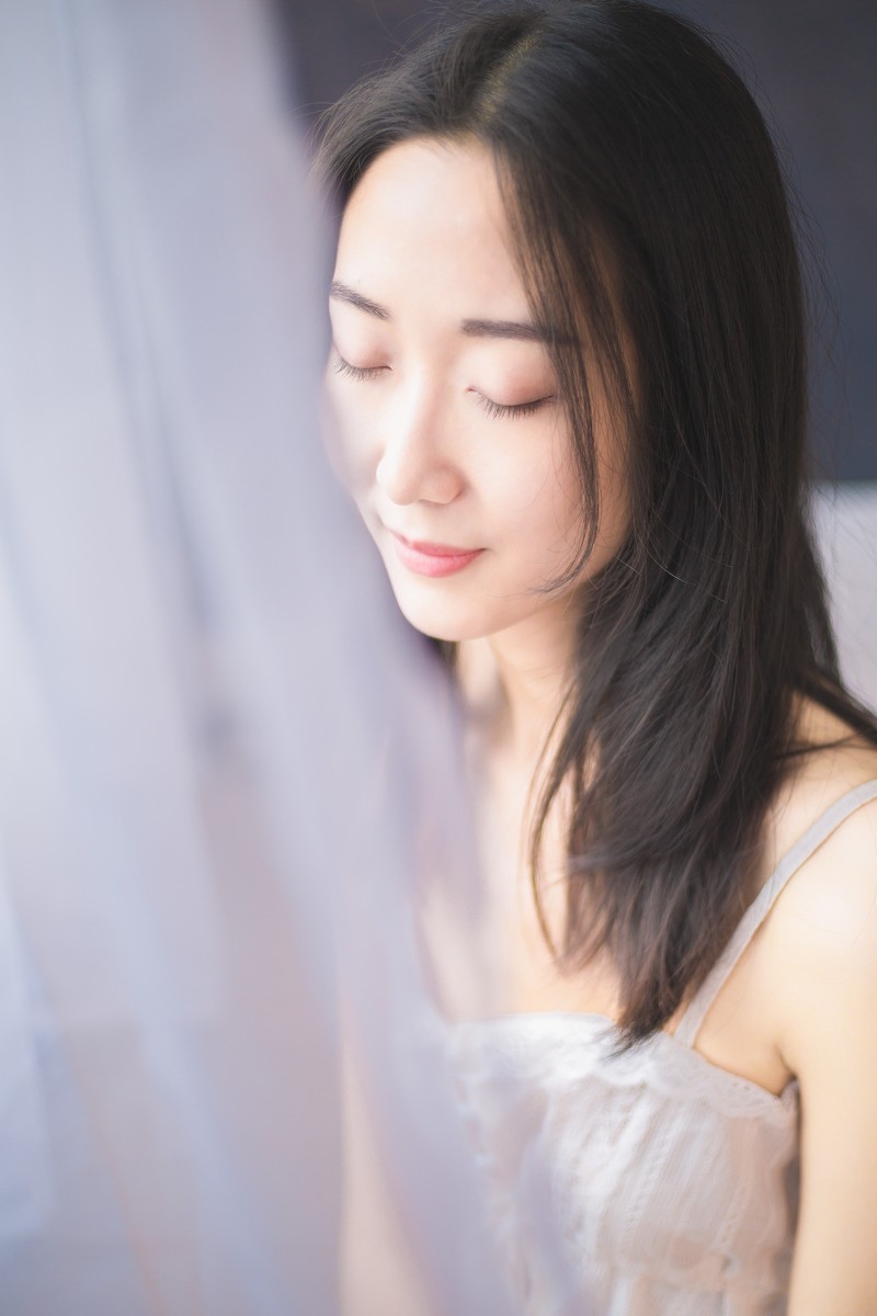 红色指甲油床上美女蕾丝睡衣露香肩美腿迷人笑容图片
