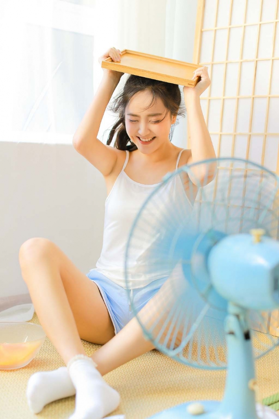 高扎马尾美少女挤眉弄眼开怀大笑吊带短裤修长身形图片