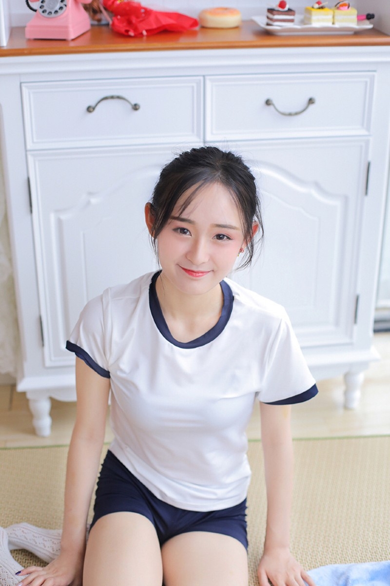 白嫩高马尾美少女水灵大眼运动服短裤白丝长腿居家写真图片