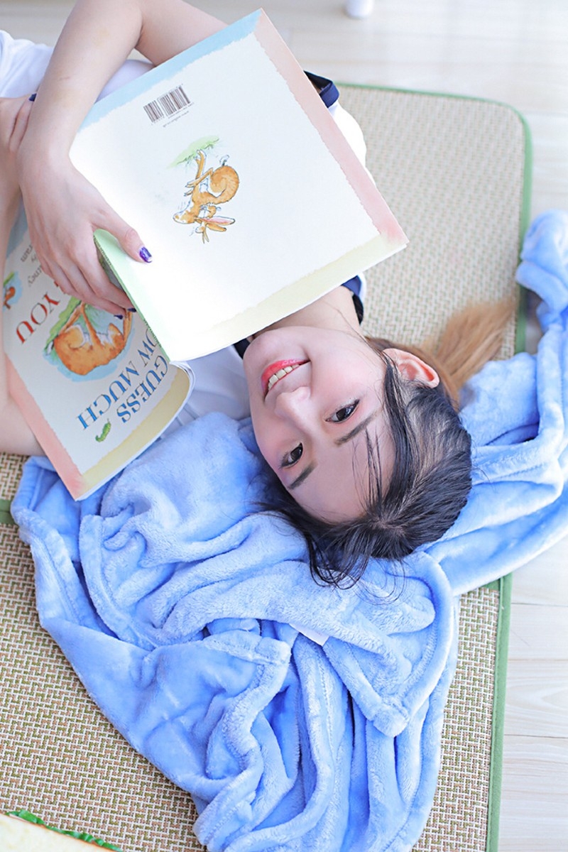 白嫩高马尾美少女水灵大眼运动服短裤白丝长腿居家写真图片