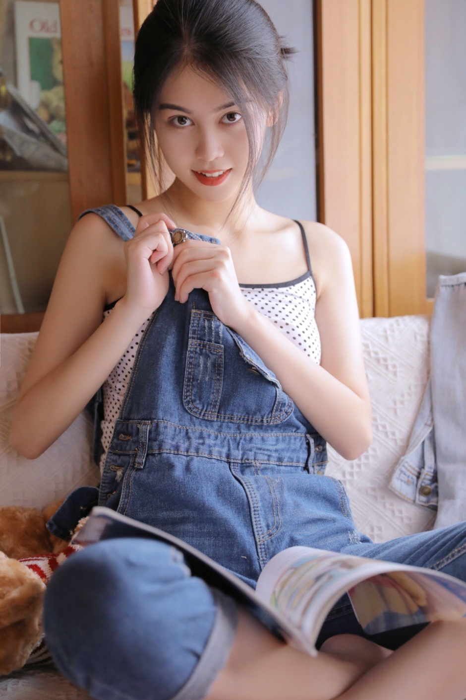 沙发白嫩美女高束马尾长相清秀牛仔背带裤苗条身姿图片