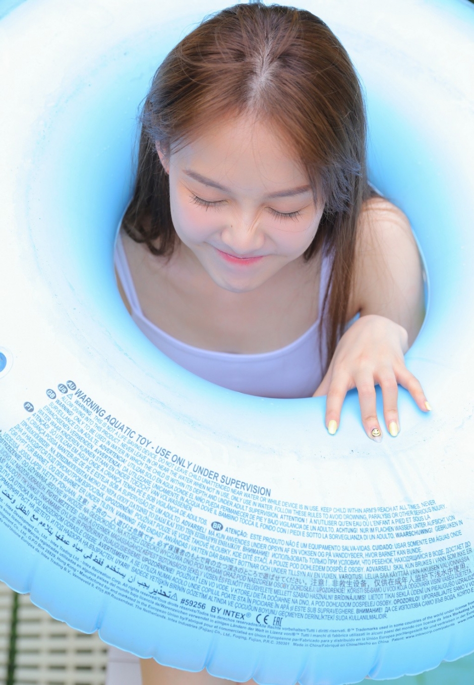 夏日清凉美女死水库泳衣大秀窈窕身材曼妙曲线泳池写真图片