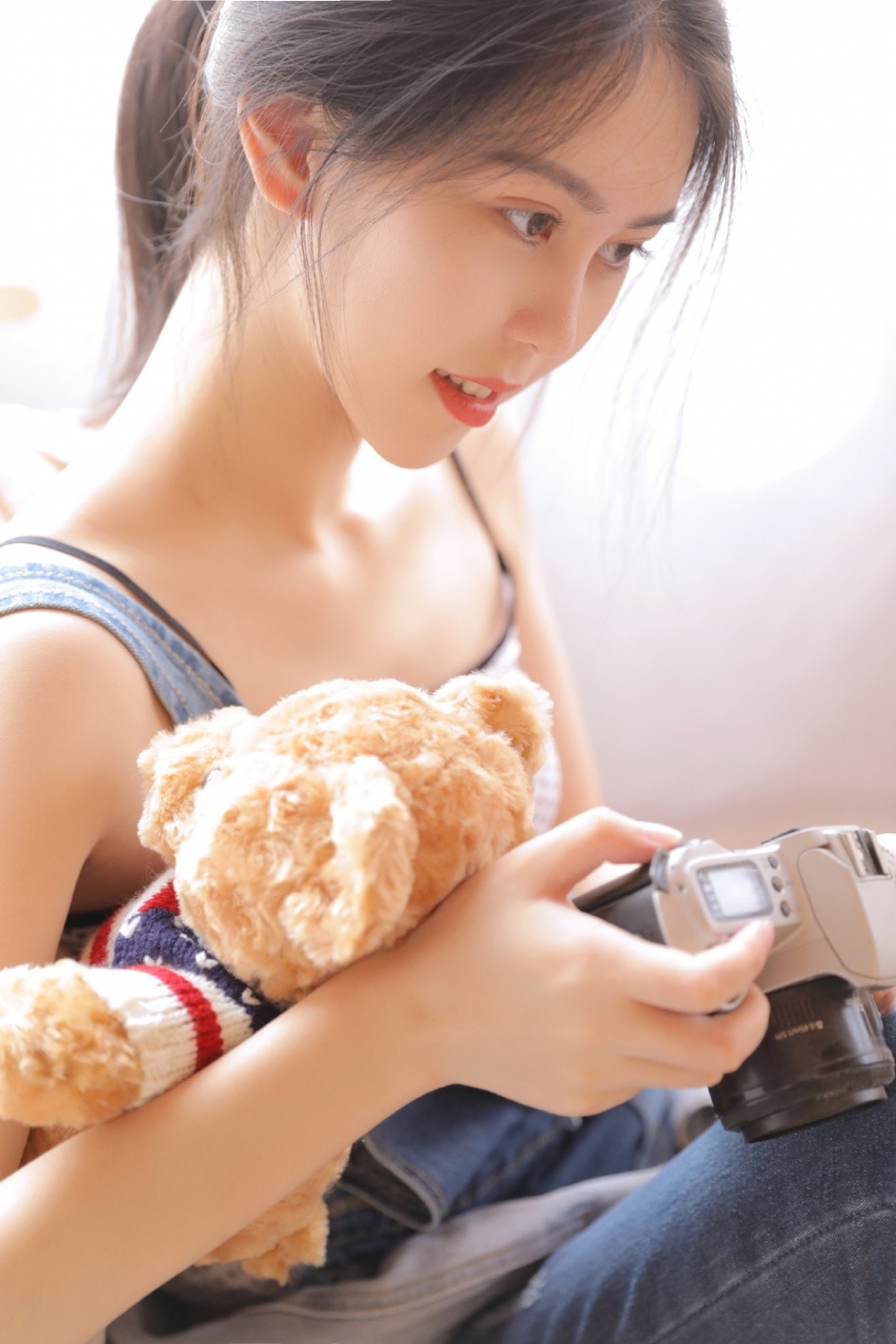 沙发白嫩美女高束马尾长相清秀牛仔背带裤苗条身姿图片
