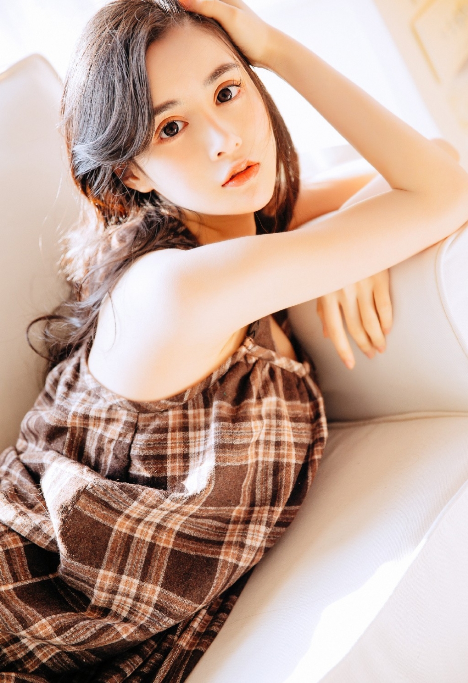 欧式双眼皮美女黑白格子连衣裙波浪卷发美目盼兮图片