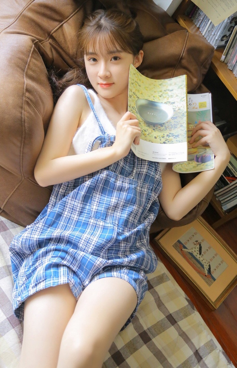 星星眼小姐姐日系背带短裤纤细藕臂笔直美腿沙发写真图片