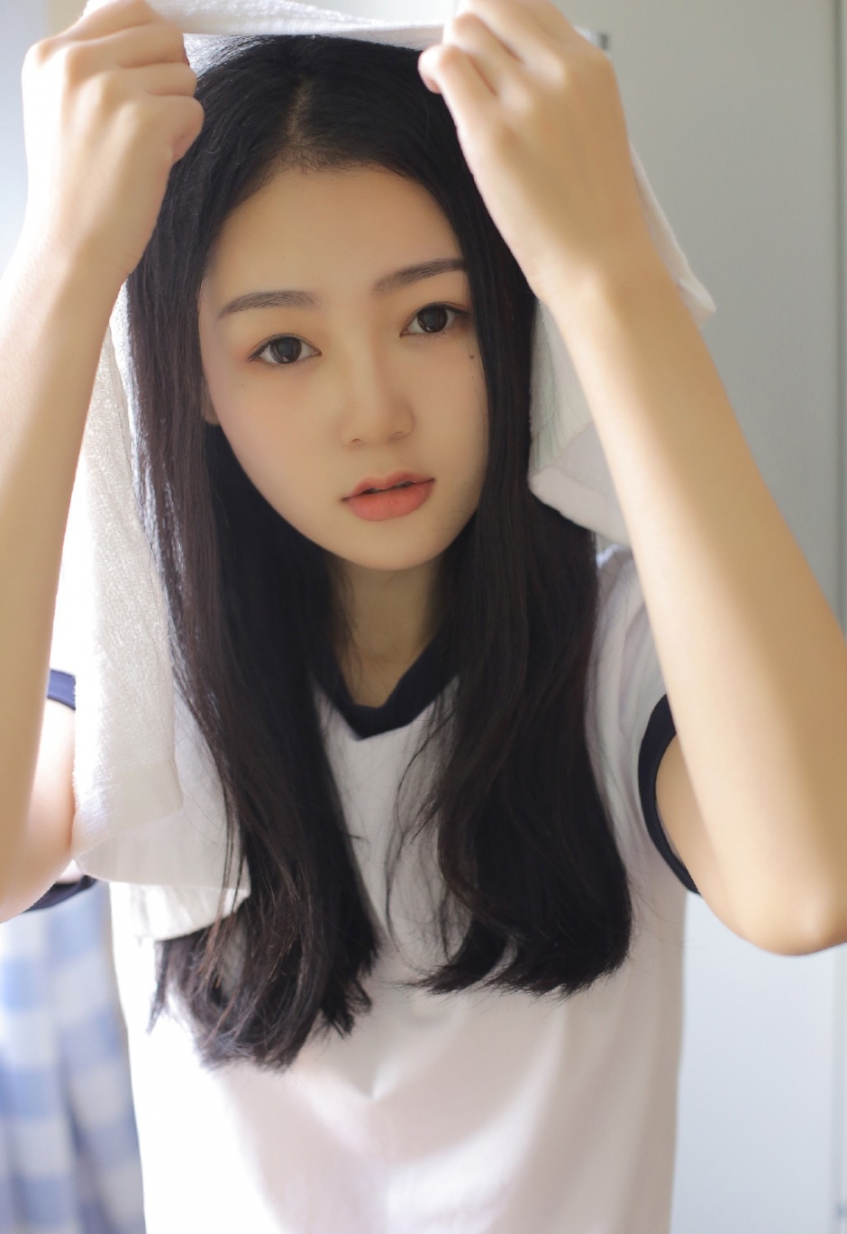 运动服美女校花乌黑长发白净面孔清新气质写真图片