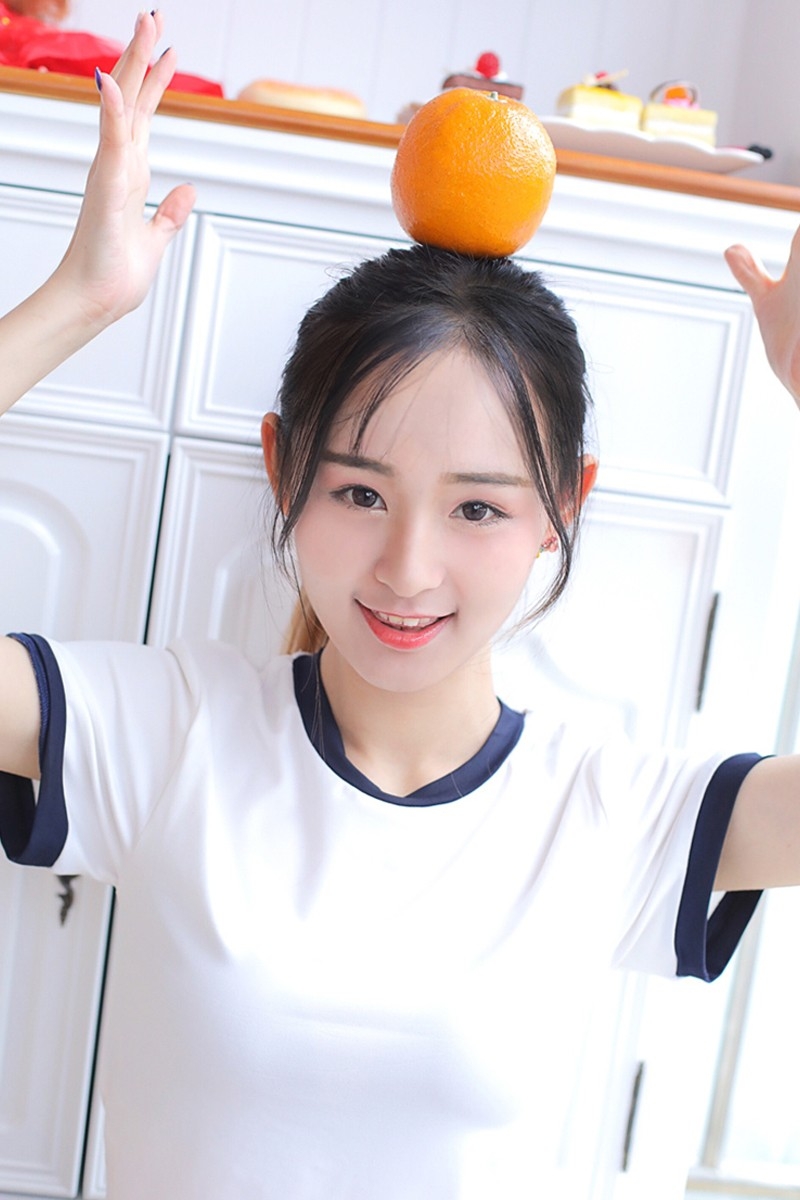 白嫩高马尾美少女水灵大眼运动服短裤白丝长腿居家写真图片