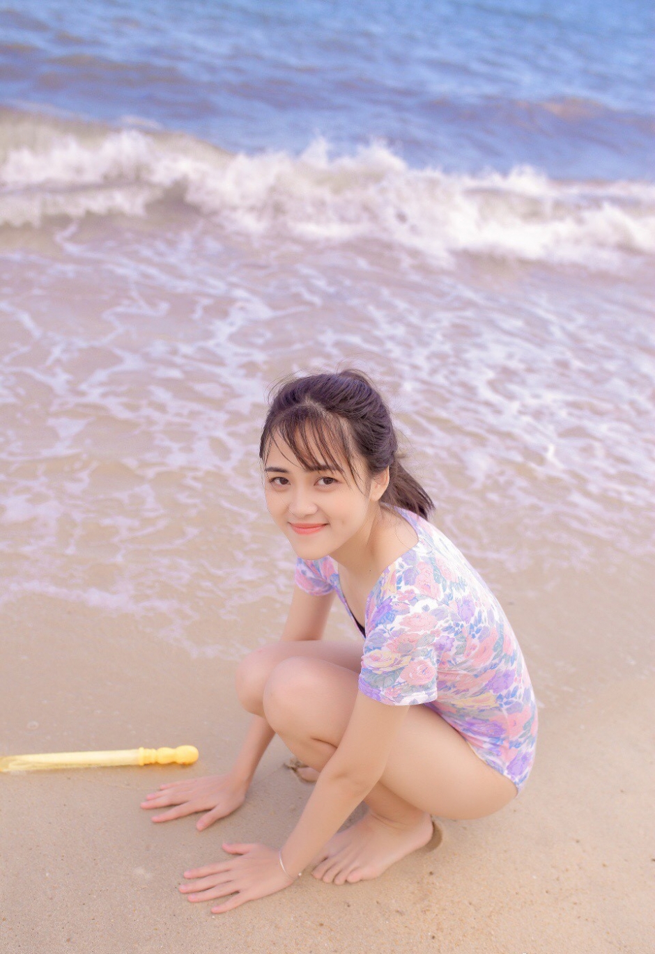 清凉高马尾美女碎花连体泳衣露白嫩长腿沙滩嬉戏写真图片