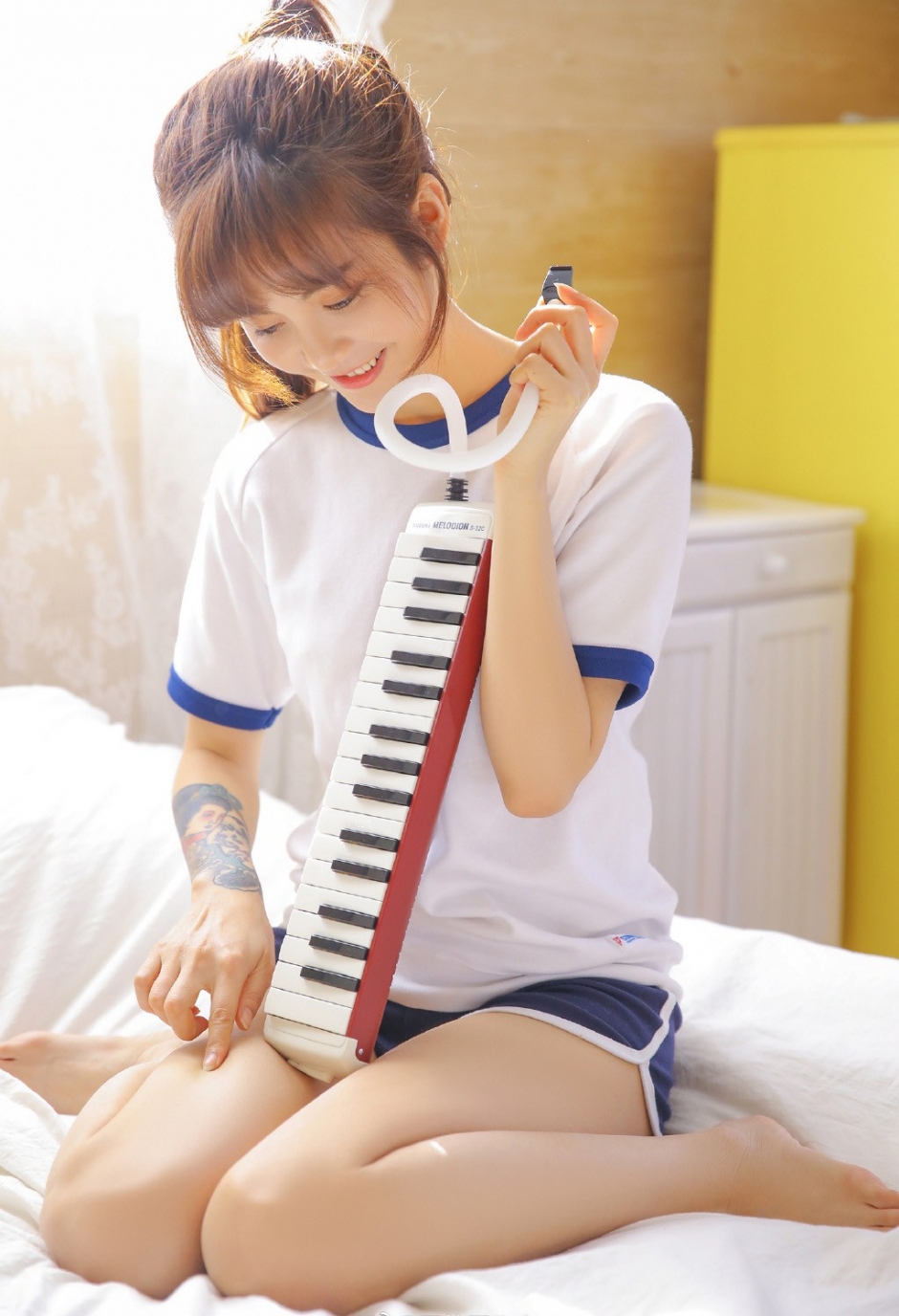 大长腿运动服短裤美女高束马尾辫双手托腮低头浅笑图片