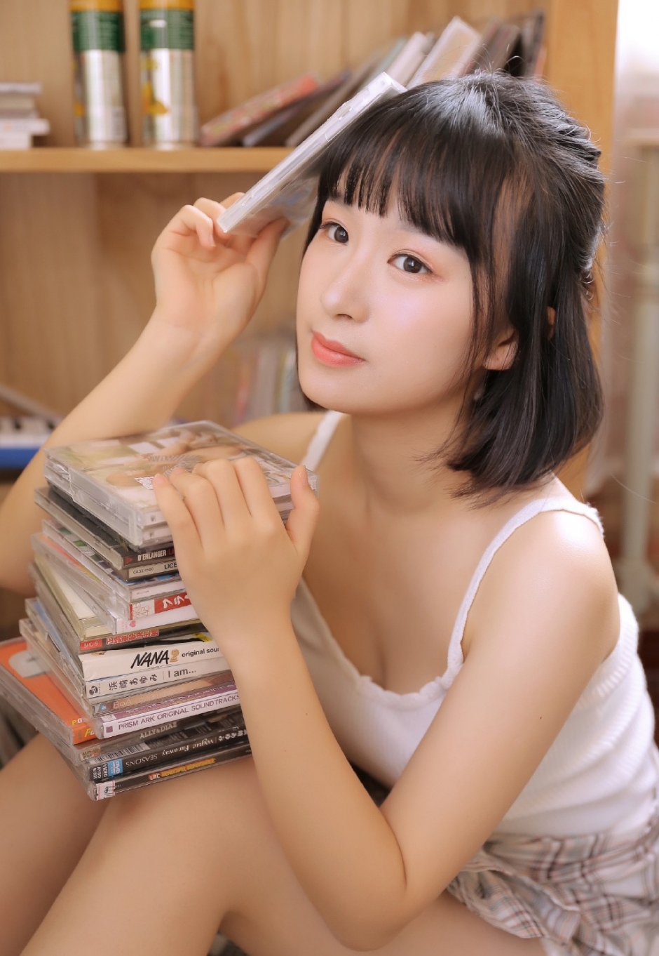 雪白大长腿元气少女齐耳短发吊带香肩面带微笑养眼写真图片