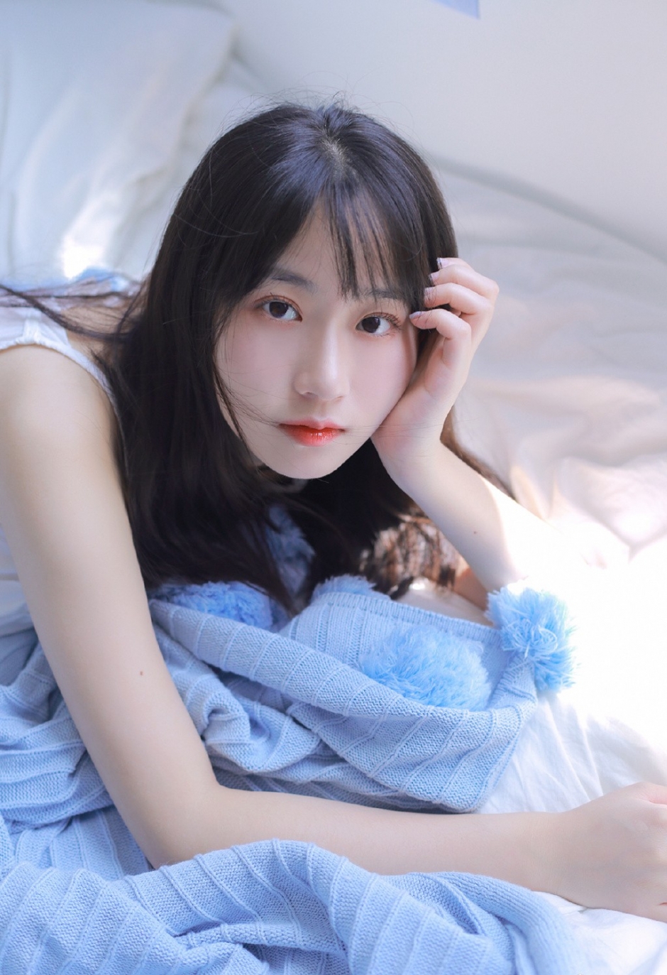 桃花眼妆靓丽白嫩美眉水润香唇逆光唯美写真