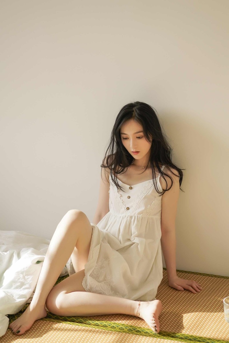 吊带睡裙美女长发披肩裸露香肩美腿私房写真图片
