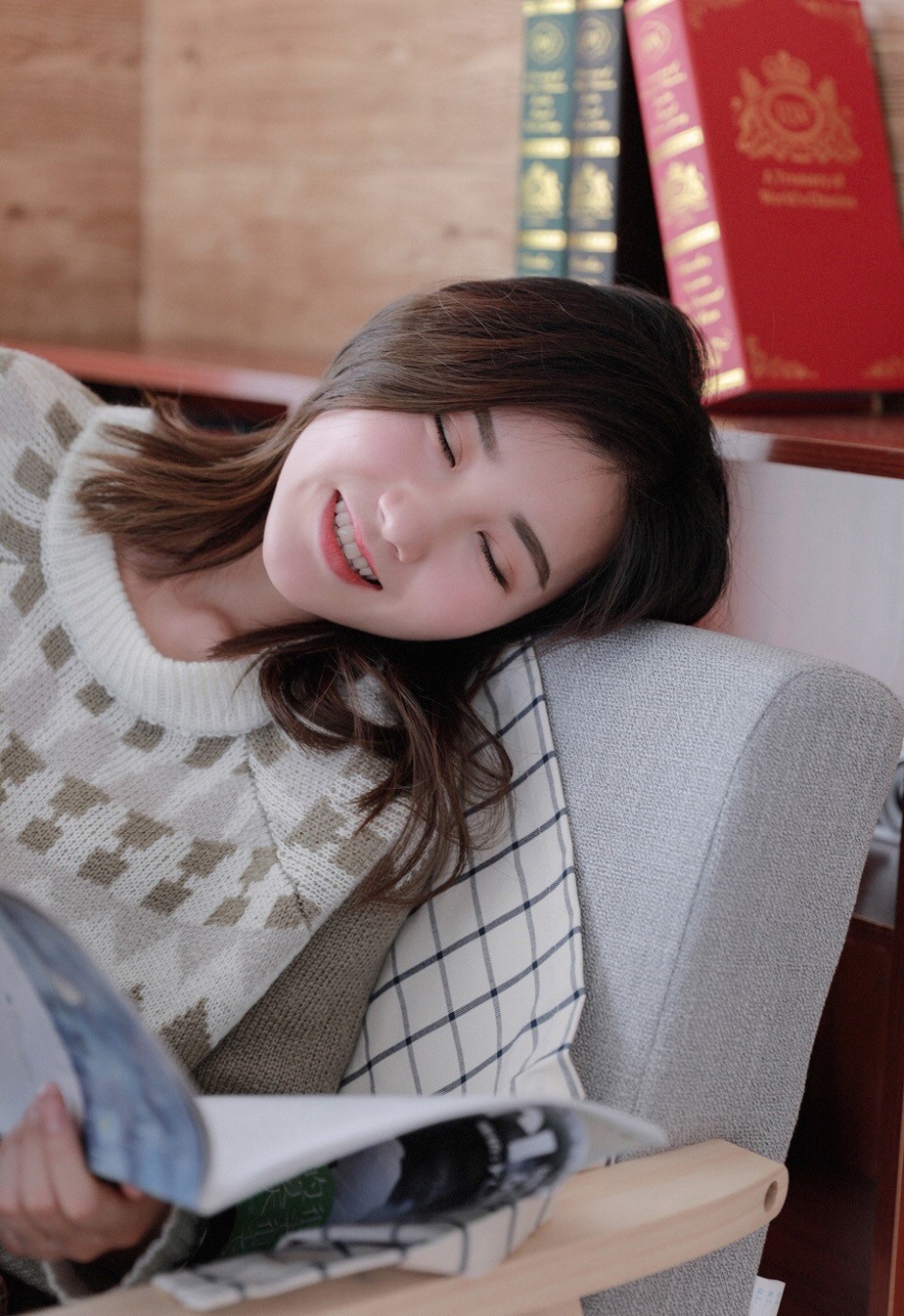 文艺范美女俏丽面容森女系装扮微微一笑少女感十足图片