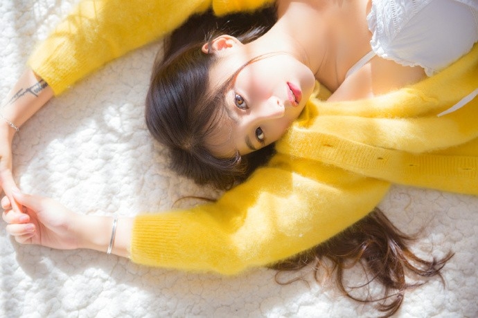 美目香唇阳光少女黄色开衫搭白色吊带裙清纯可人图片