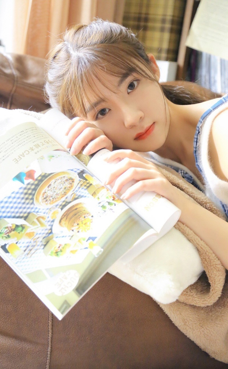 星星眼小姐姐日系背带短裤纤细藕臂笔直美腿沙发写真图片