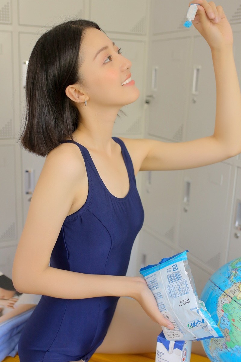 白丝长腿美少女肤若凝脂蓝色死水库泳衣展娇瘦身材图片