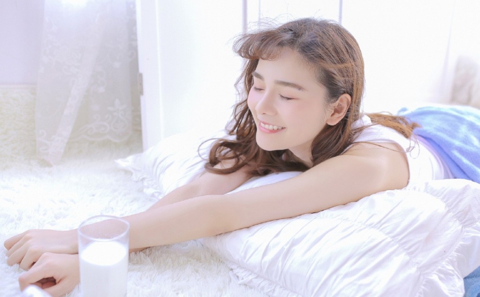 早安美少女棕色小卷毛皮肤白里透红床上舒展手脚图片