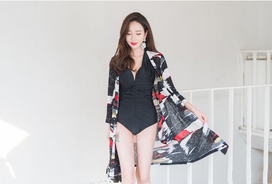 细腰长腿美女深v连体泳衣胸前春光三角肉臀诱惑写真图片