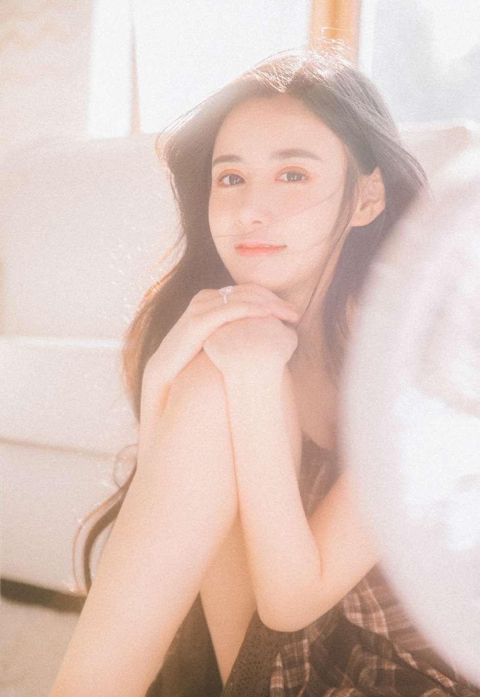 欧式双眼皮美女黑白格子连衣裙波浪卷发美目盼兮图片