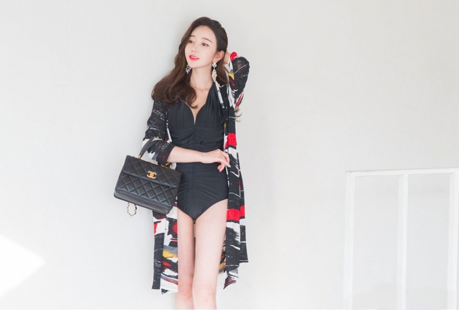 细腰长腿美女深v连体泳衣胸前春光三角肉臀诱惑写真图片