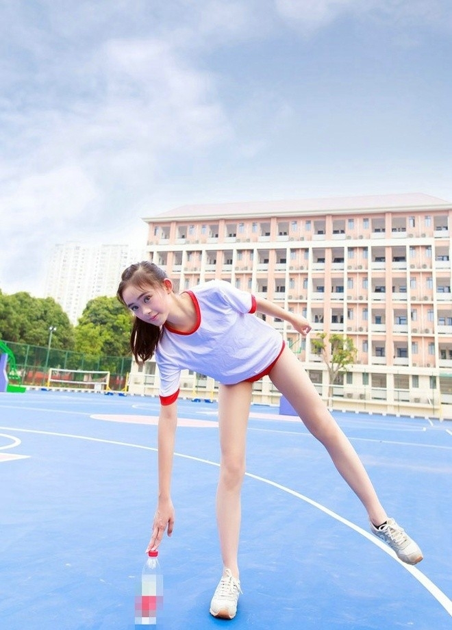 操场运动美女学生妹白色运动服超短裤秀逆天长腿图片