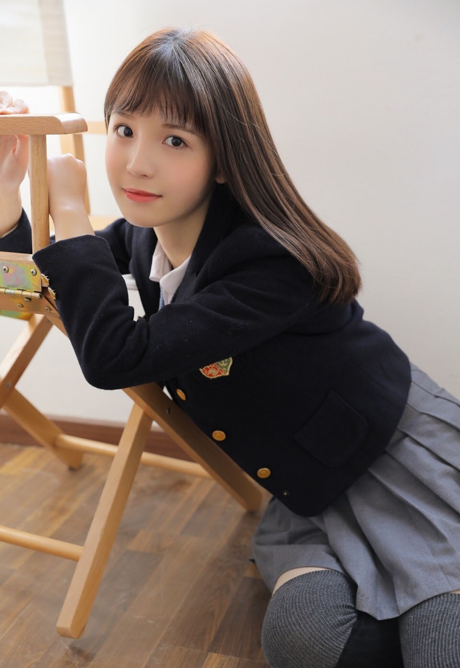 漂亮校花美女红扑扑脸蛋日系灰色短裙制服柔顺长发图片