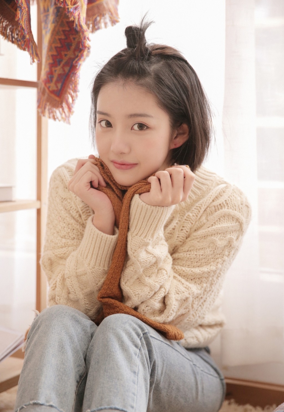 居家可爱苹果头美女毛衣牛仔裤水灵大眼表情丰富写真图片