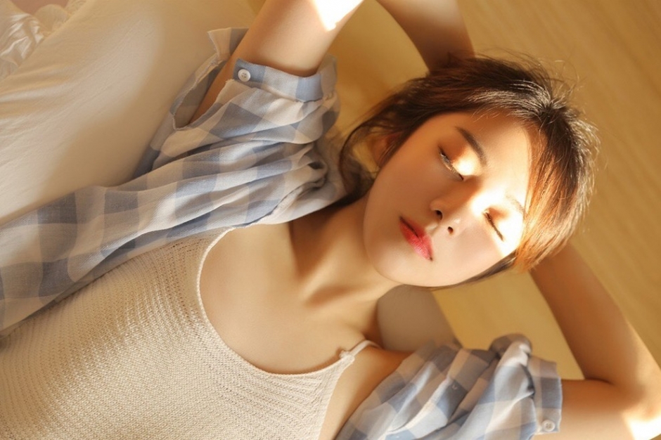 早安少女吊带热裤大秀娇嫩香肩美腿神情慵懒居家图片