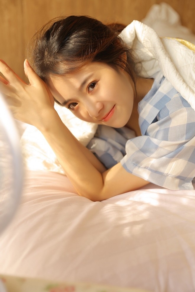 早安少女吊带热裤大秀娇嫩香肩美腿神情慵懒居家图片