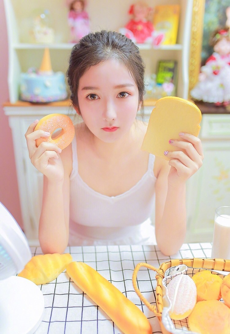 粉嫩鹅蛋脸早安少女吊带衣秀精致锁骨香肩吃早餐图片