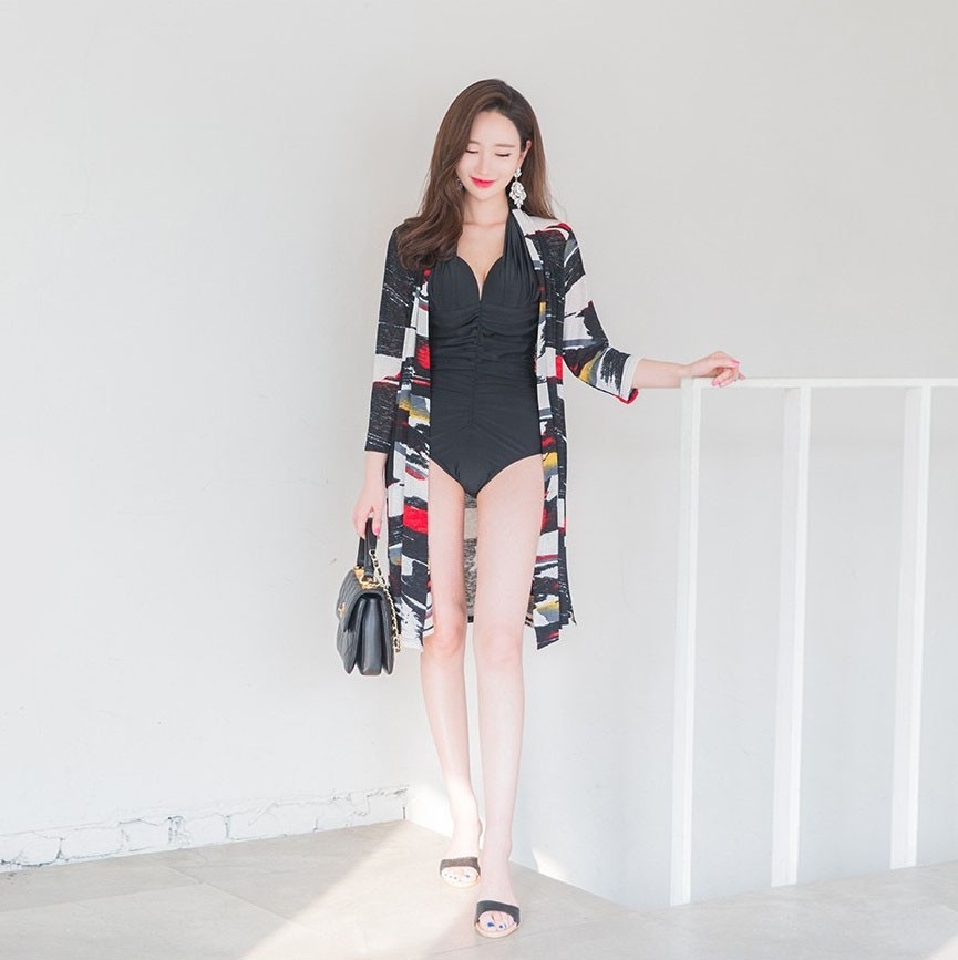 细腰长腿美女深v连体泳衣胸前春光三角肉臀诱惑写真图片