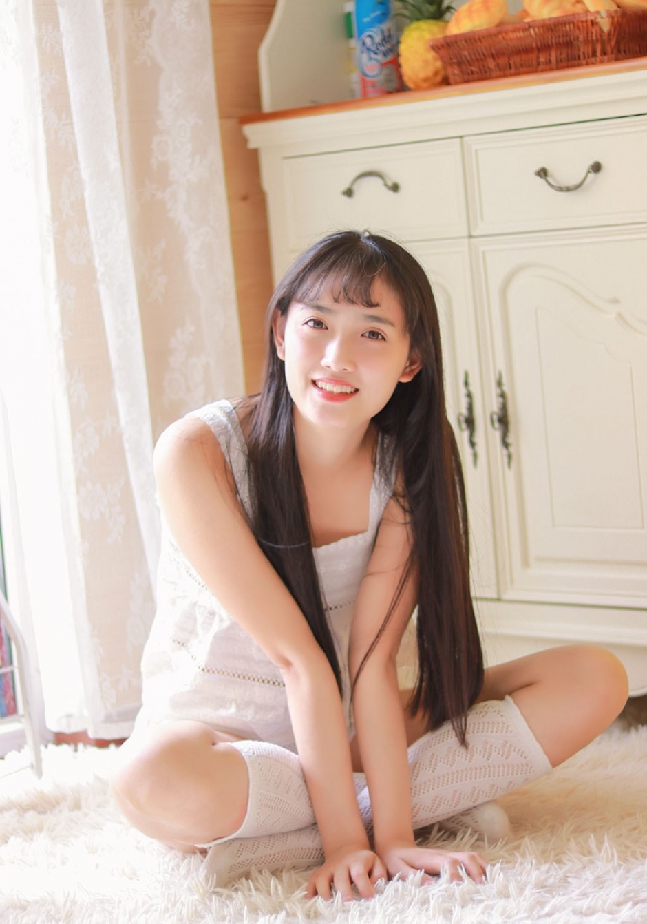 直发小姐姐水润樱唇高挑身材白色高筒长袜现美腿写真