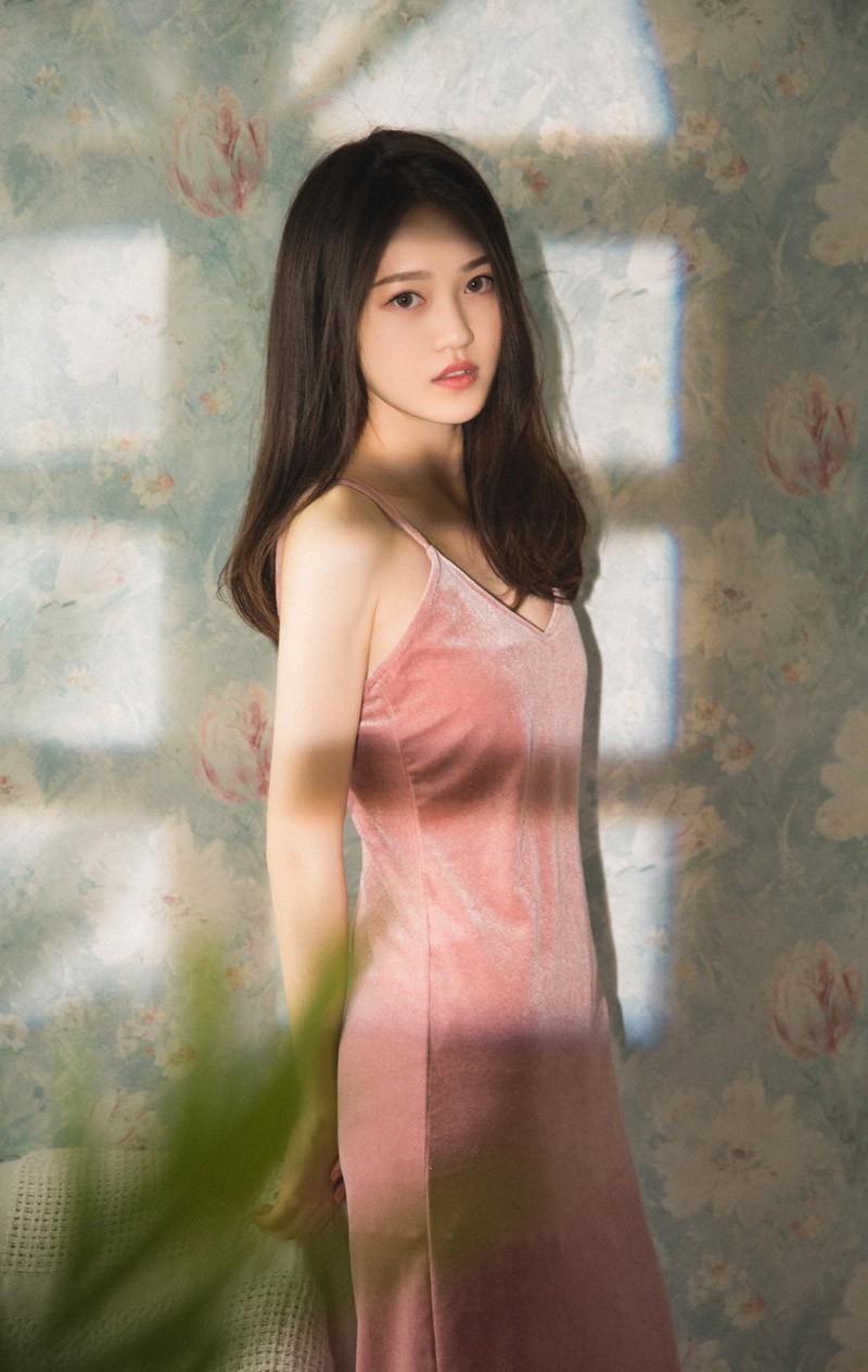 粉嫩嘟唇美女御姐情趣睡裙深v酥胸白嫩玉体性感写真图片