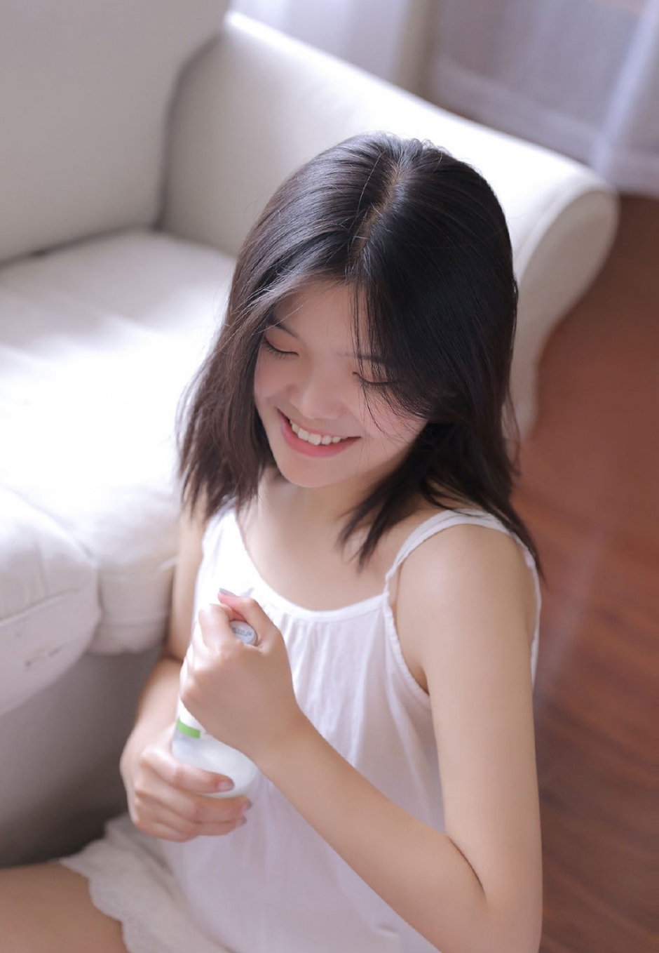 日系小清新美女白嫩香肩迷人长腿沙发情趣写真图片