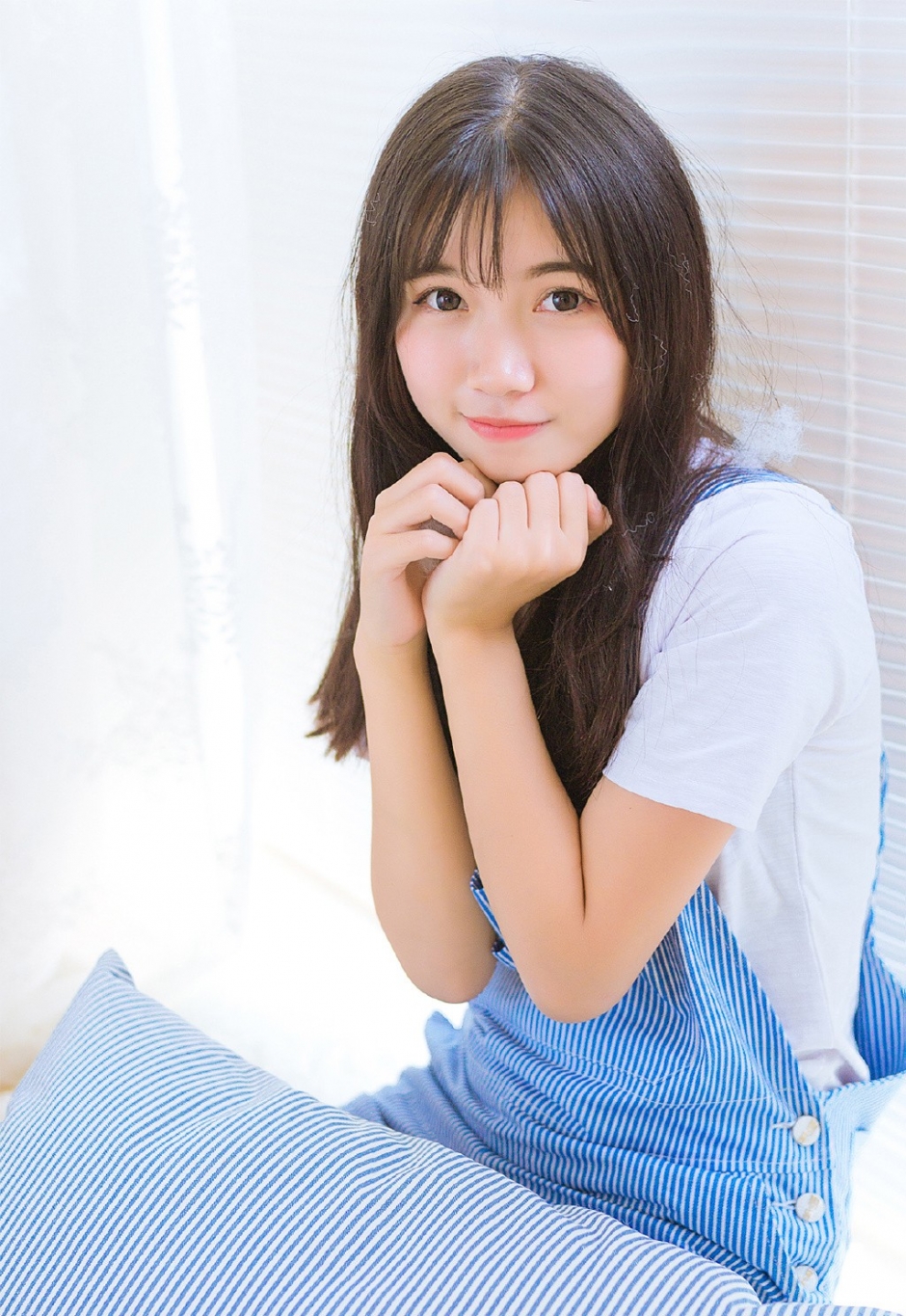 大眼圆脸邻家女孩条纹背带裤床上伸懒腰清纯气质私房图片