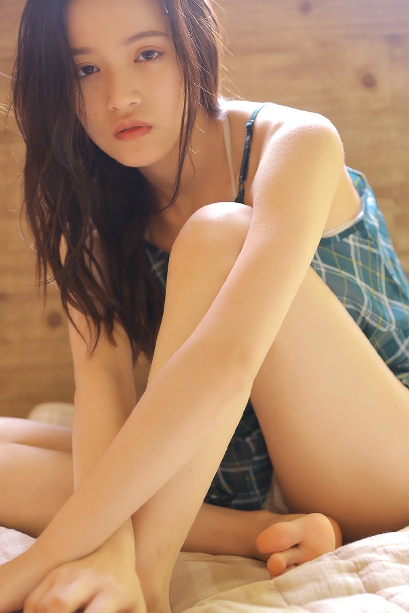 睡眼惺忪美女发丝凌乱格纹透视裙白皙皮肤私房图片