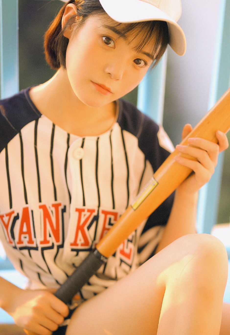 俏皮短发棒球帽少女休闲运动服眼睛有神皮肤细腻图片