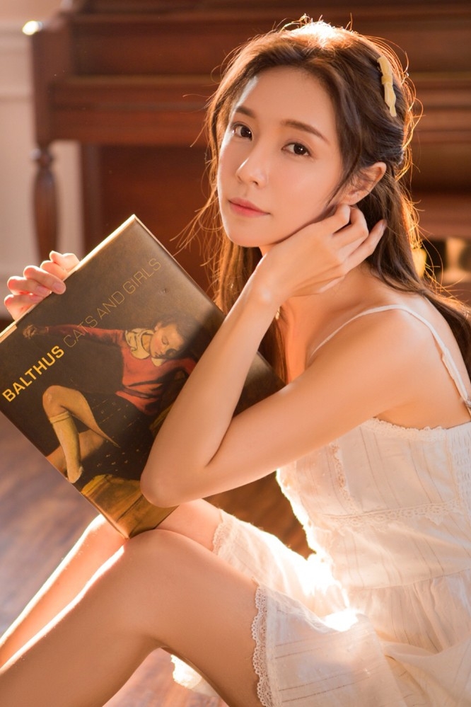 优雅气质美女一袭白裙仙气十足美丽侧脸微微一笑图片