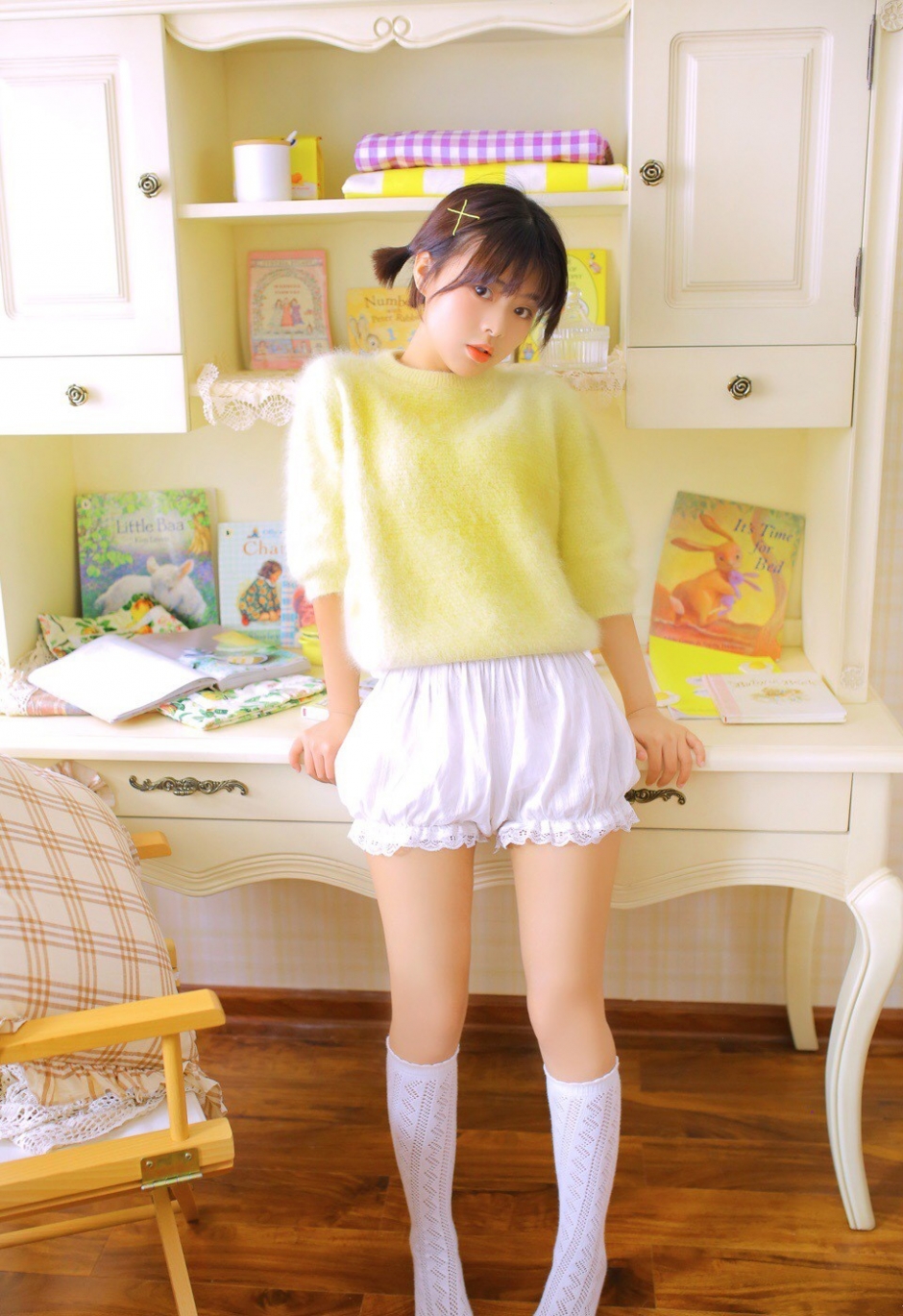 脸蛋白里透红软萌妹子黄色毛衣白丝短裤修长四肢图片