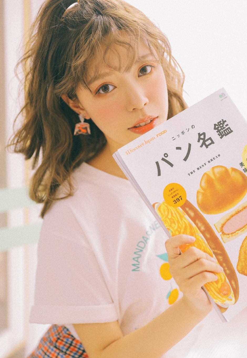 格子包臀裙邻家女孩蓬松海藻发新潮眉眼妆身材苗条图片