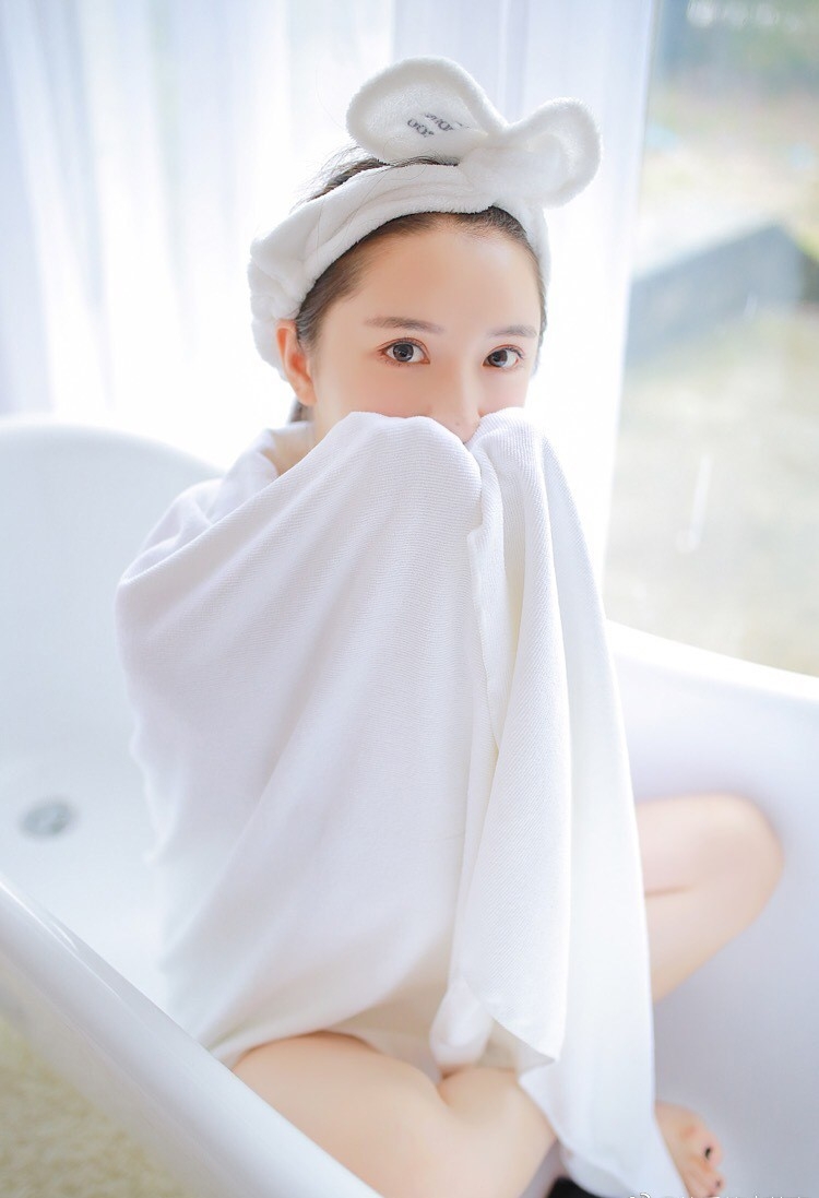 白色毛巾裹身美女高束马尾皮肤洁白无瑕浴缸玩泡泡图片