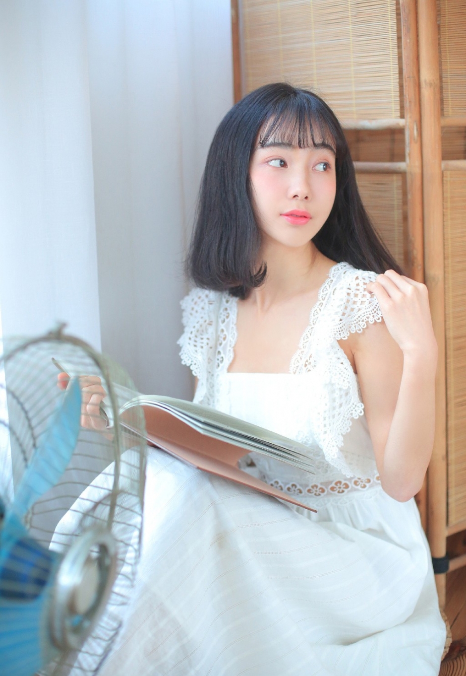 御姐美女红唇微张柔软身段低胸吊带裙香肩美腿写真图片