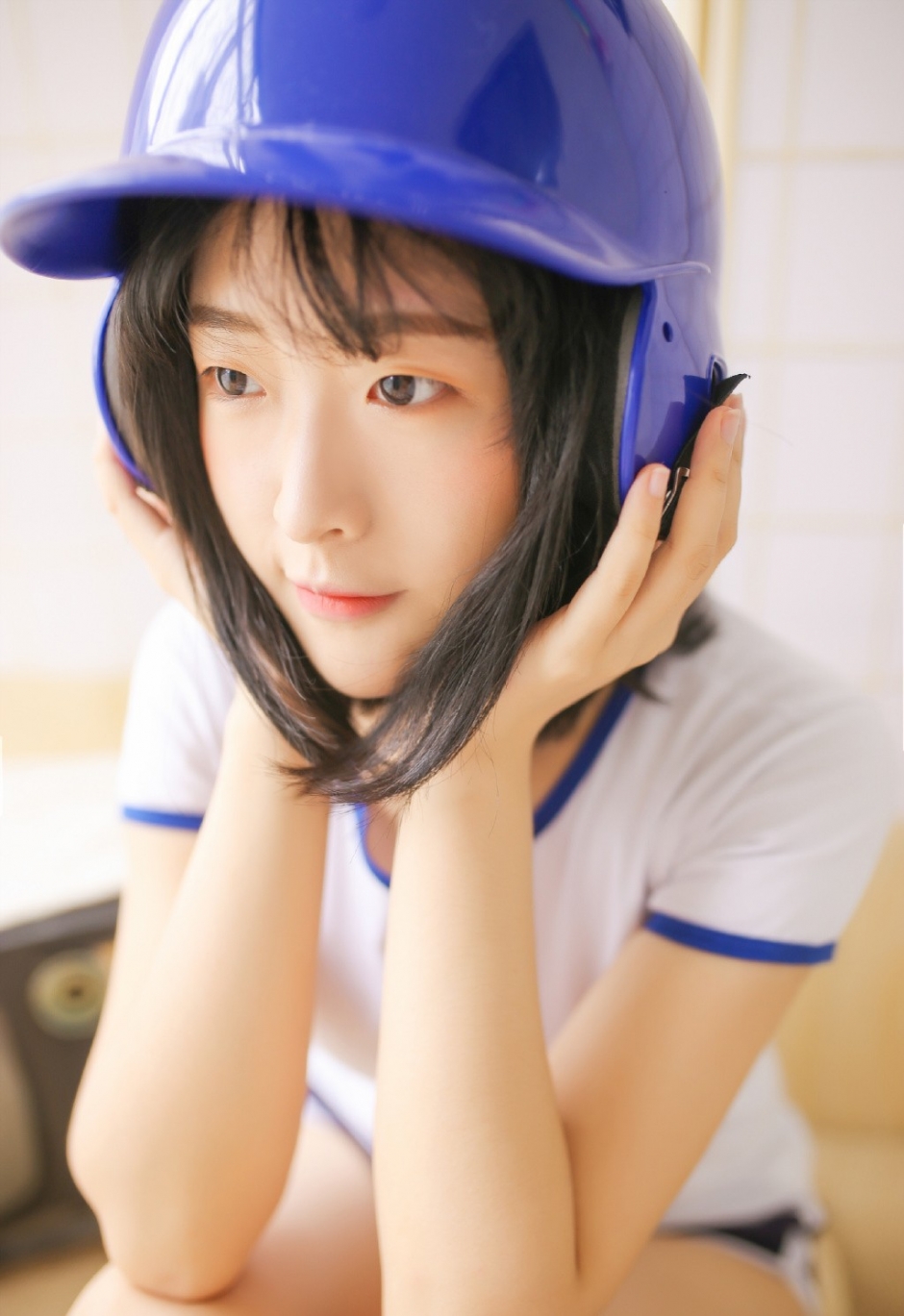 单眼皮美女学生妹清爽短发白色运动装纤细四肢写真图片